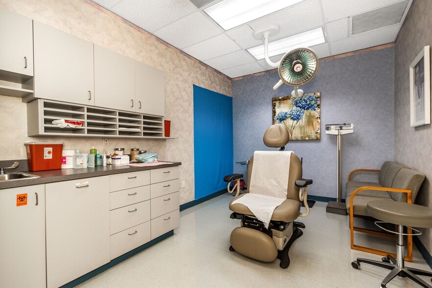 More Photos Of 7641 66th St N, Pinellas Park Medical For Sale