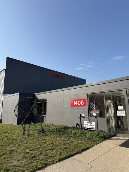 More Photos Of 1406-1414 E Pine St, Midland Warehouse For Lease