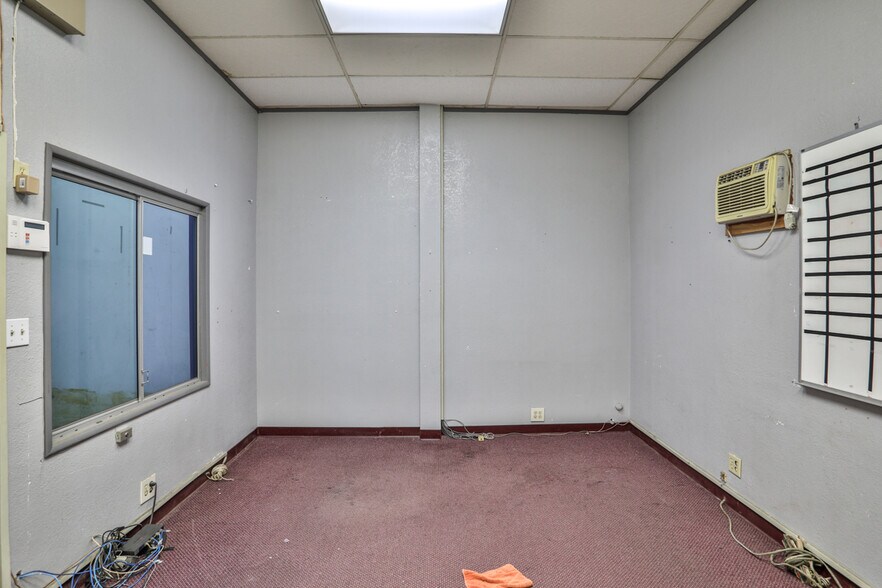More Photos Of 4611 Holt Blvd, Montclair Showroom For Lease