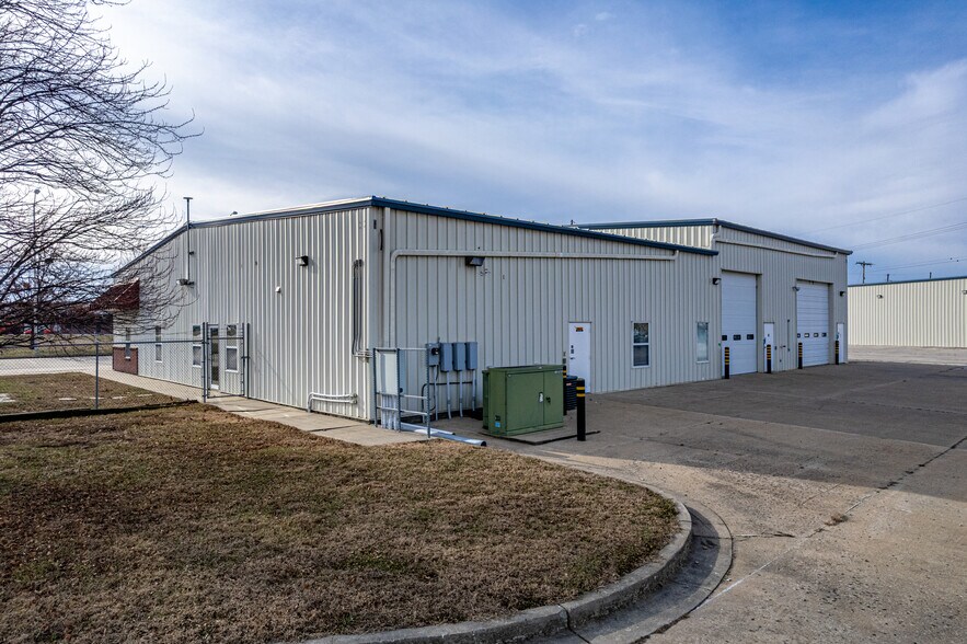 More Photos Of 1715 W Commerce Dr, Marshall Service For Sale