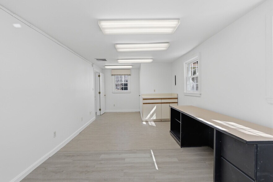 More Photos Of 194-196 New London Tpke, Glastonbury Office For Sale