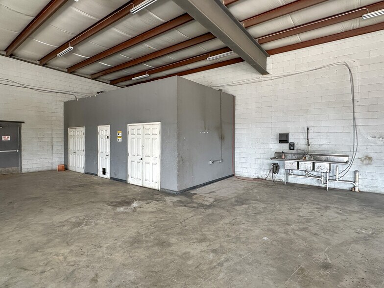 More Photos Of 801 Pendale Rd, El Paso Distribution For Sale