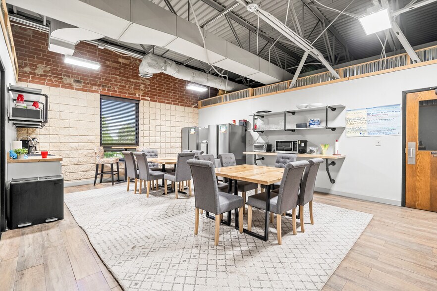 More Photos Of 508 S Lexington Ave, Burlington Office For Sale