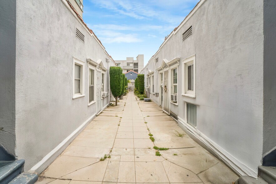 More Photos Of 975 S Ardmore Ave, Los Angeles Apartments For Sale