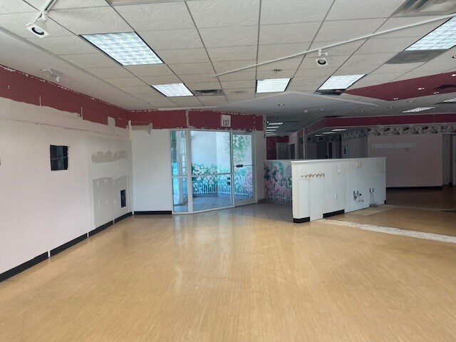 More Photos Of 590 Dover Center Rd, Bay Village Storefront For Lease