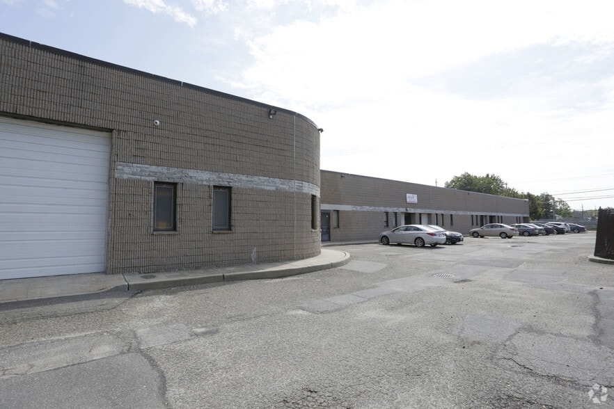 More Photos Of 561 Acorn St, Deer Park Warehouse For Lease