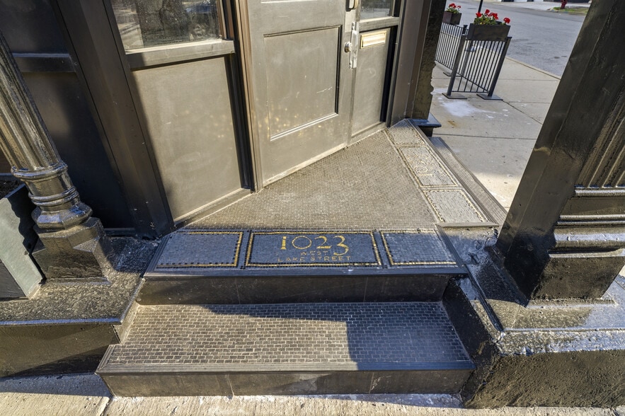 More Photos Of 1023 W Lake St, Chicago General Retail For Lease