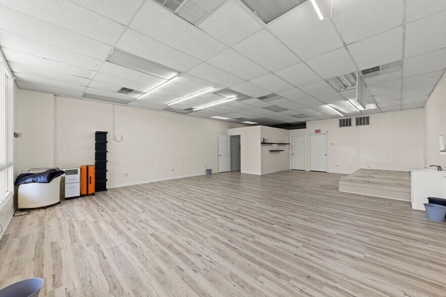 More Photos Of 1507 1/2 W Jefferson St, Joliet Storefront For Sale