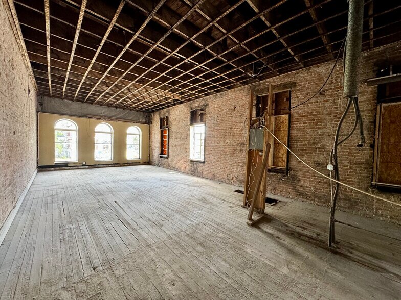 More Photos Of 20 W Side Sq, Macomb General Retail For Sale