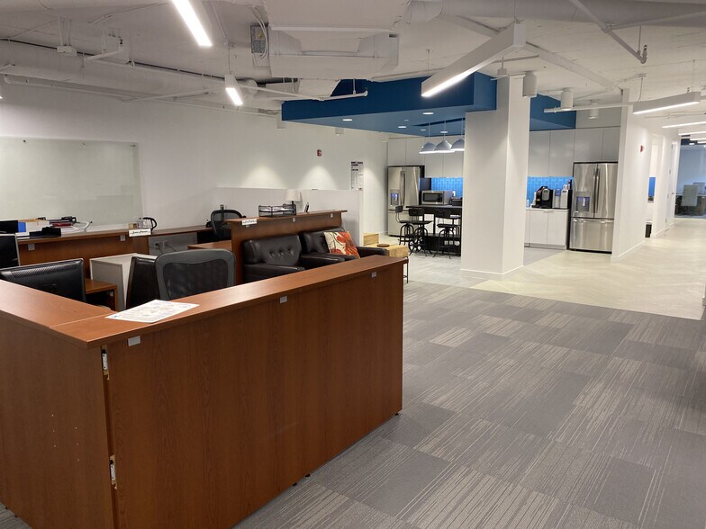 More Photos Of 225 Reinekers Ln, Alexandria Office For Lease