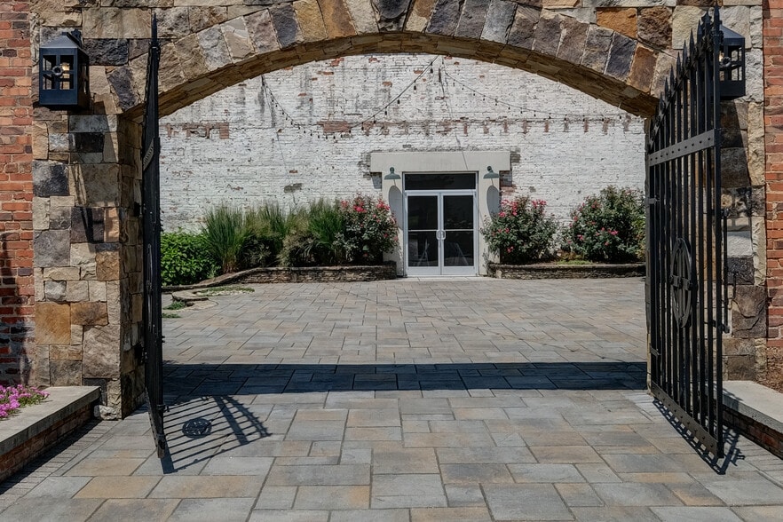 More Photos Of 11 Railroad St, Murphy Research And Development For Sale