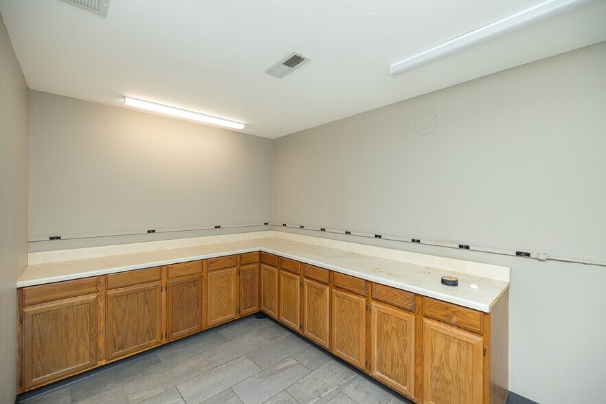 More Photos Of 130 E 10th Ave, South Hutchinson Industrial For Sale