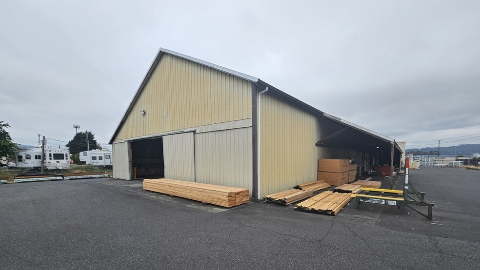 More Photos Of 642 Commerce Ave, Longview Lumberyard For Lease