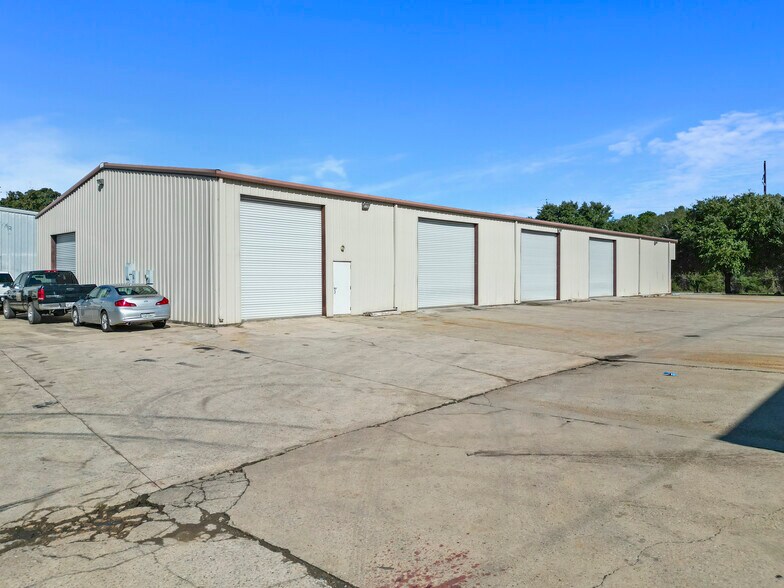 More Photos Of 1502 S Frazier St, Conroe Distribution For Lease
