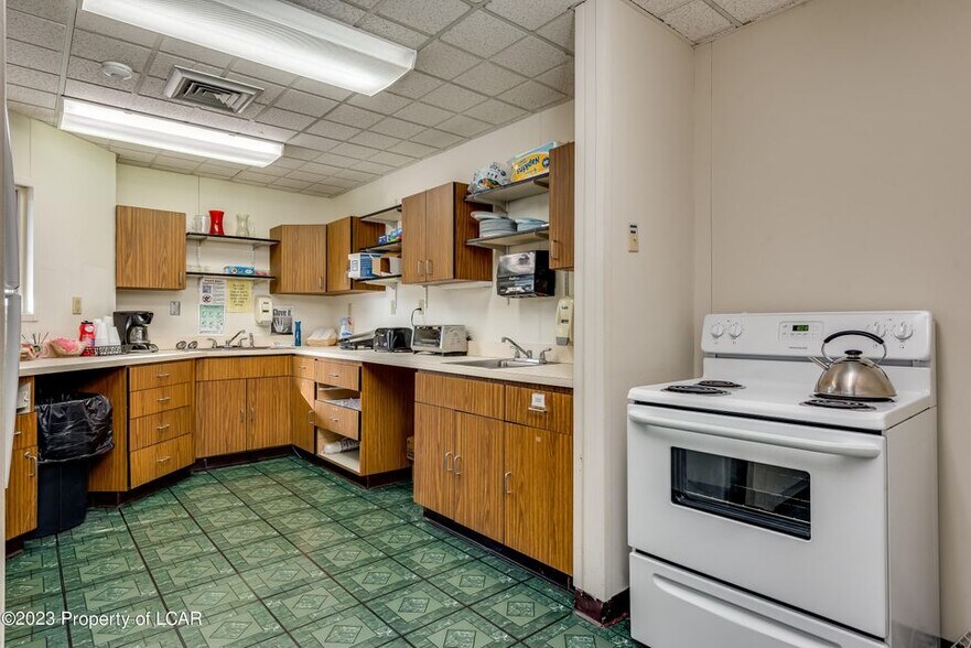 More Photos Of 104 Woodward Hill Rd, Edwardsville Office For Sale