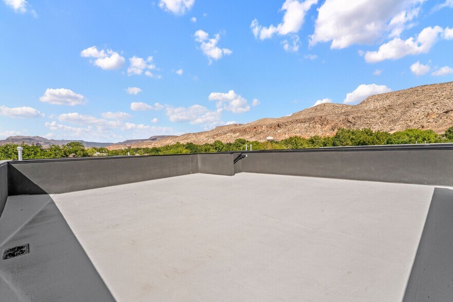 More Photos Of 80 W Center St, La Verkin Light Manufacturing For Sale