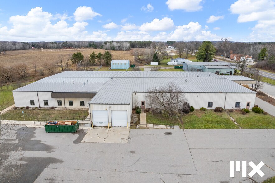 More Photos Of 21685 Northland Dr, Paris Distribution For Sale