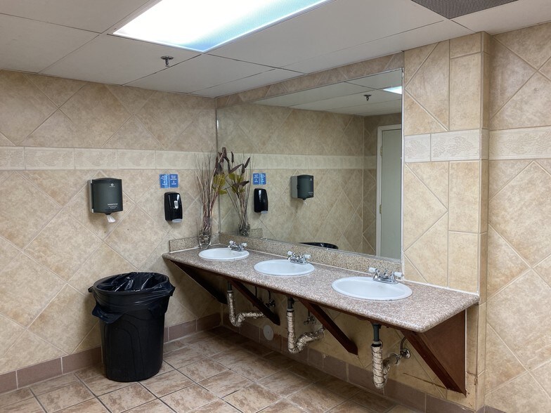 More Photos Of 2814 N Maroa Ave, Fresno General Retail For Sale