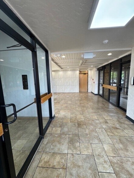More Photos Of 2801 Parklawn Dr, Midwest City Medical For Lease