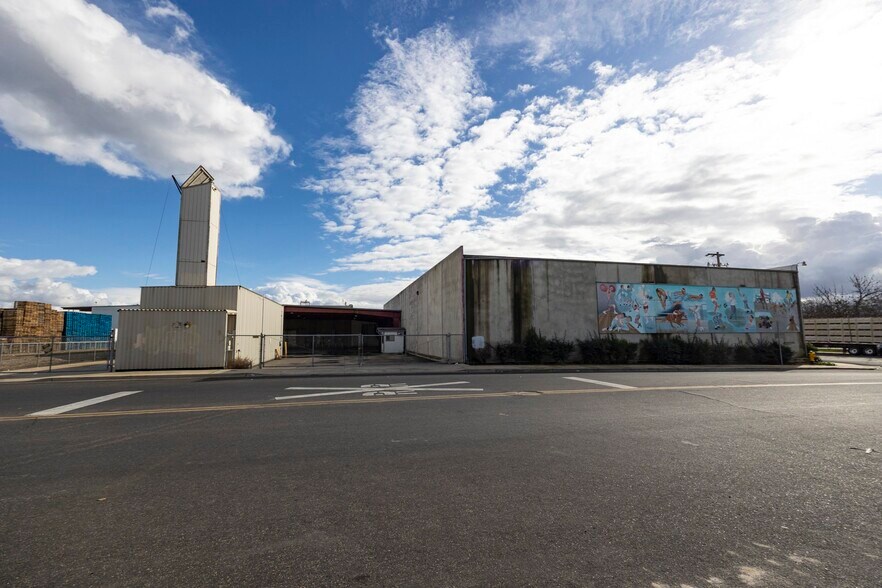 More Photos Of 200 N Uruapan Way, Dinuba Warehouse For Sale