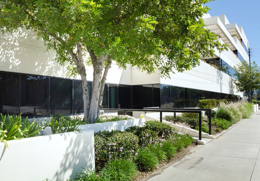 More Photos Of 6800 Owensmouth Ave, Woodland Hills Office For Lease