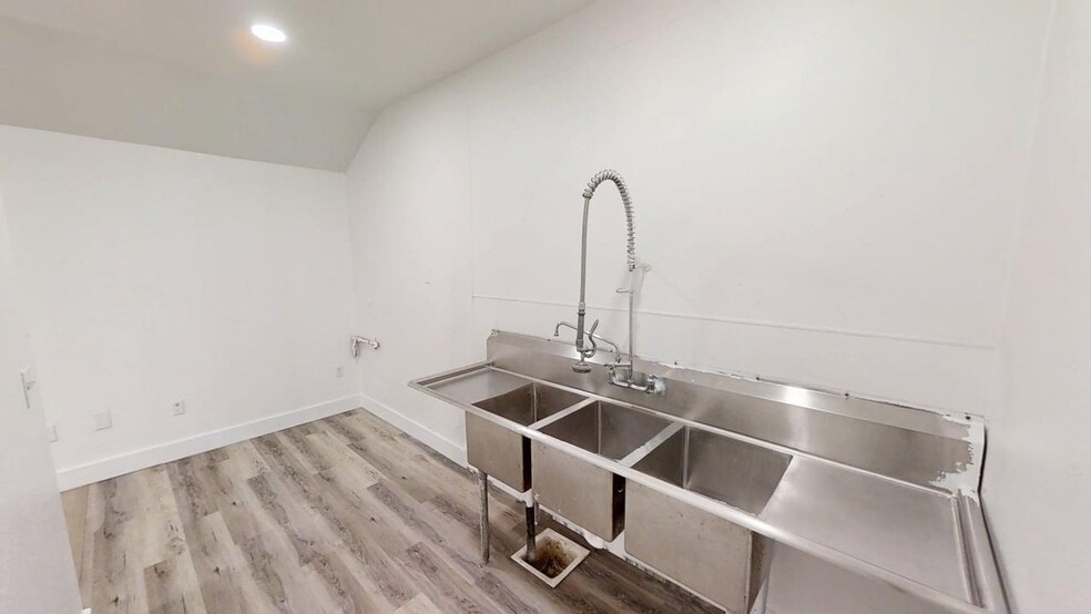 More Photos Of 11518 NE Sandy Blvd, Portland Apartments For Lease