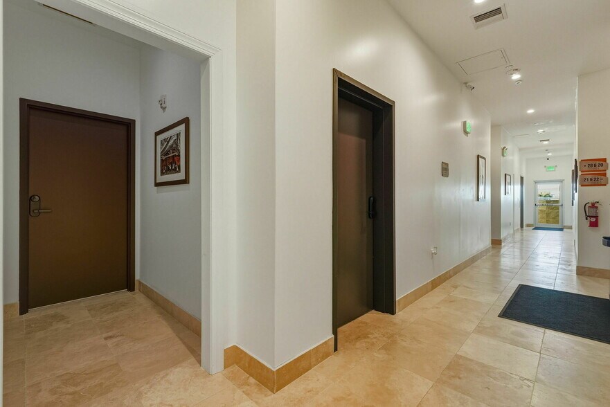 More Photos Of 525-533 Lincoln Rd, Miami Beach, Miami Beach Storefront For Lease