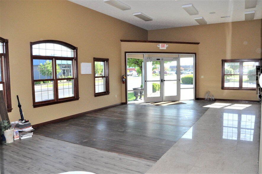 More Photos Of 869 W 2nd St, Xenia Showroom For Lease