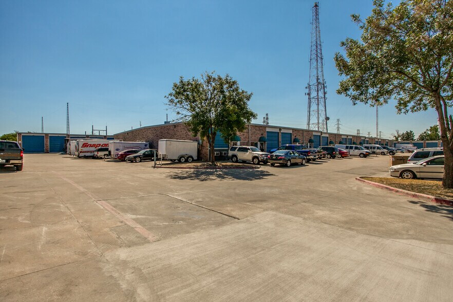 More Photos Of 800 Fulgham Rd, Plano Warehouse For Lease