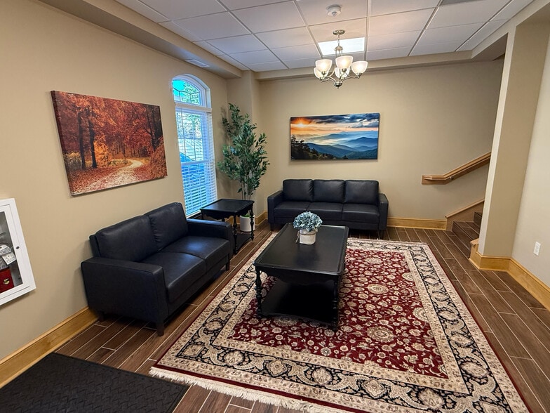 More Photos Of 870 W King St, Boone Office Residential For Lease