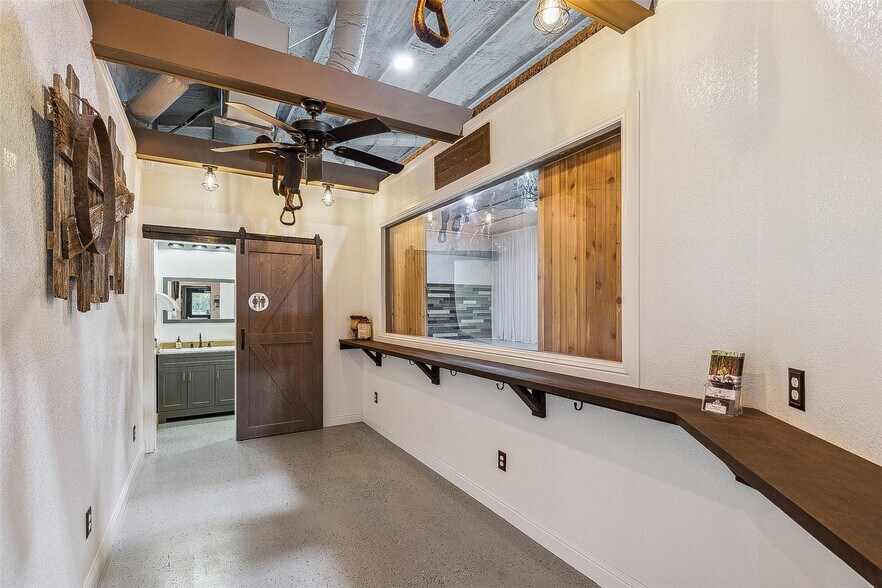 More Photos Of 7816 Lous Ct, Fort Worth Office For Sale