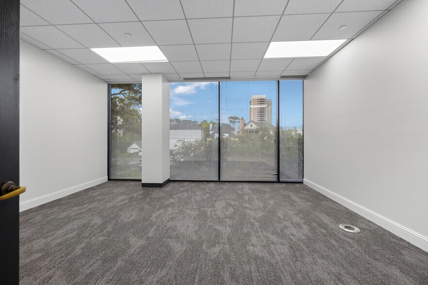More Photos Of 17 S Briar Hollow Ln, Houston Office Residential For Lease