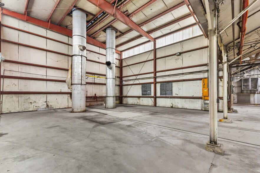 More Photos Of 1812 E Duncan St, Tyler Manufacturing For Sale