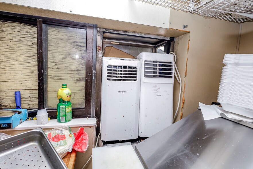 More Photos Of 1555 S Bluffview St, Wichita Freestanding For Sale