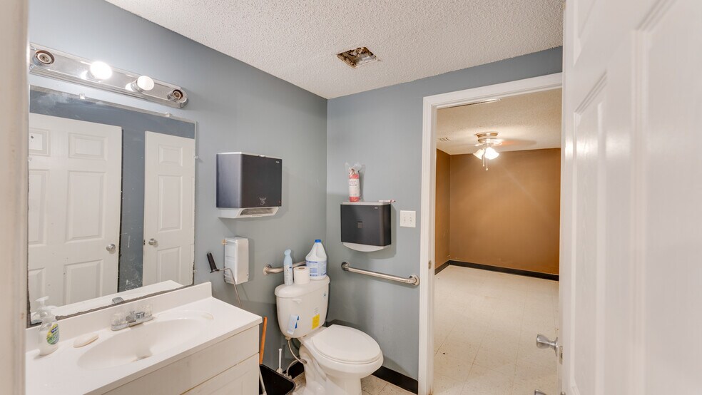 More Photos Of 510 N Walker St, Quitman Light Manufacturing For Lease