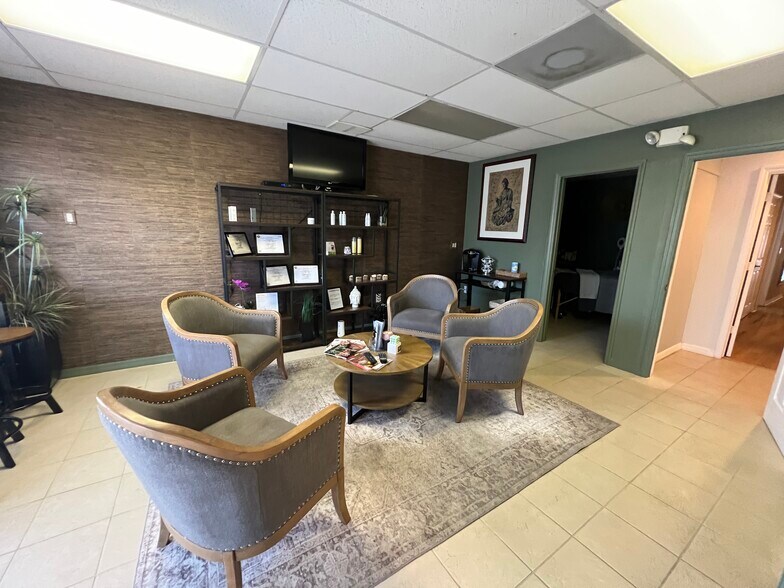 More Photos Of 2108 W Kennedy Blvd, Tampa Freestanding For Lease