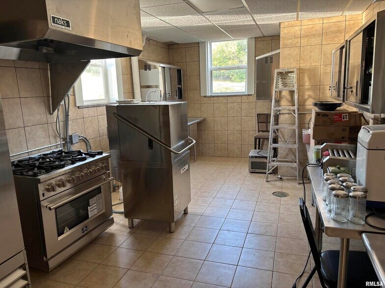 More Photos Of 1850 S Bluff Blvd, Clinton Schools For Sale