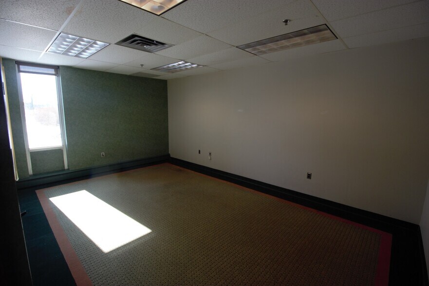 More Photos Of 77 Ridgeland Rd, Rochester Research And Development For Sale