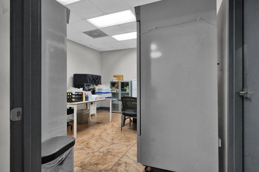 More Photos Of 8111-8119 NW 33rd St, Miami Warehouse For Sale