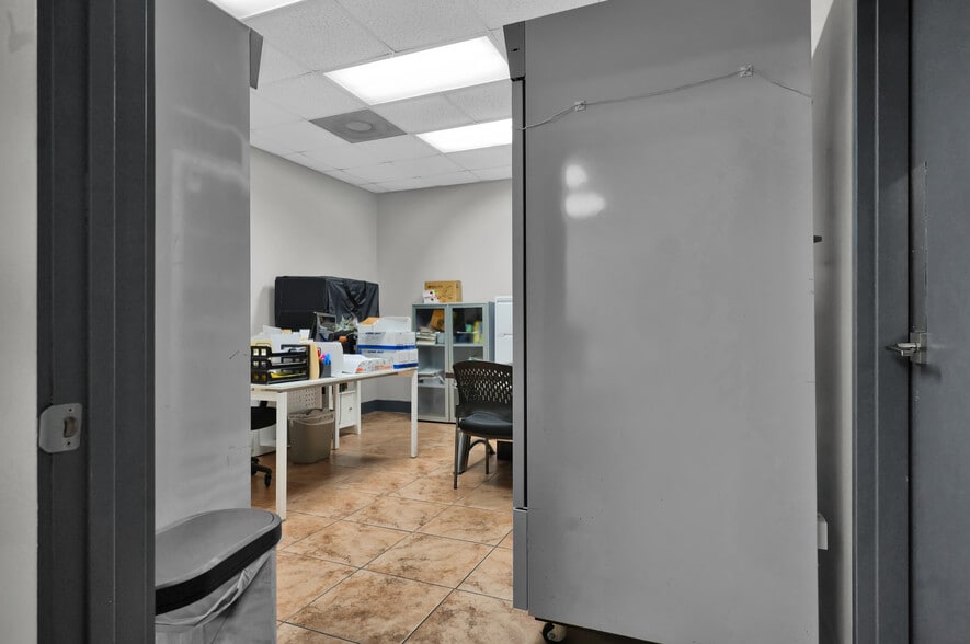 More Photos Of 8111-8119 NW 33rd St, Miami Warehouse For Sale