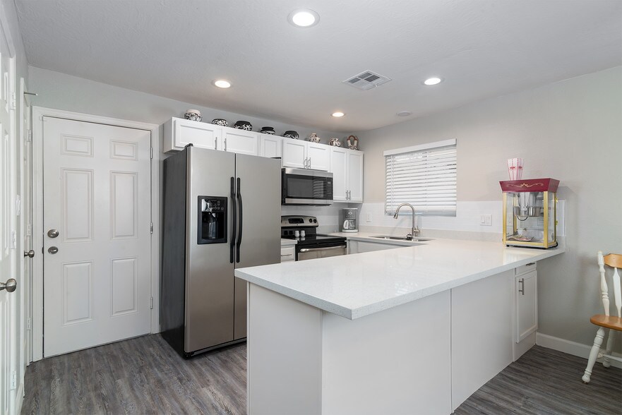 More Photos Of 515 W Pebble Beach Dr, Tempe Specialty For Sale