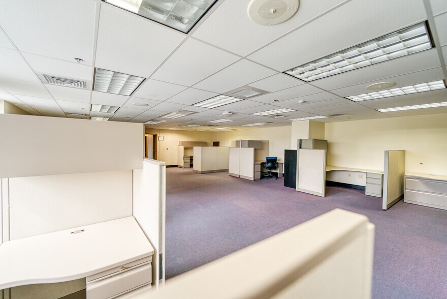 More Photos Of 4867 Colt St, Ventura Manufacturing For Lease