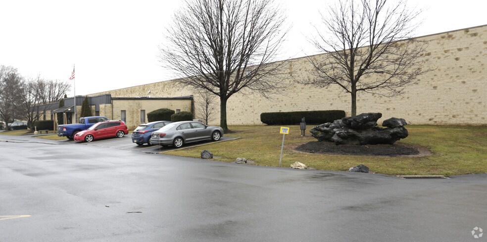 More Photos Of 3 Danforth Dr, Easton Warehouse For Lease