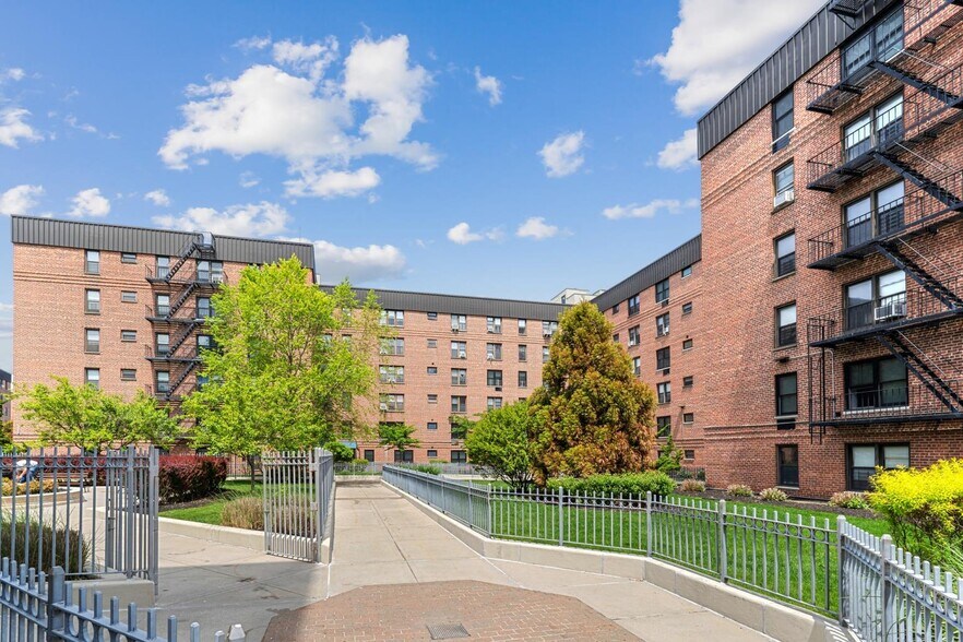 More Photos Of 2010 Seagirt Blvd, Far Rockaway Apartments For Lease