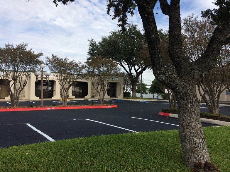 More Photos Of 10841-10861 Gulfdale St, San Antonio Showroom For Lease