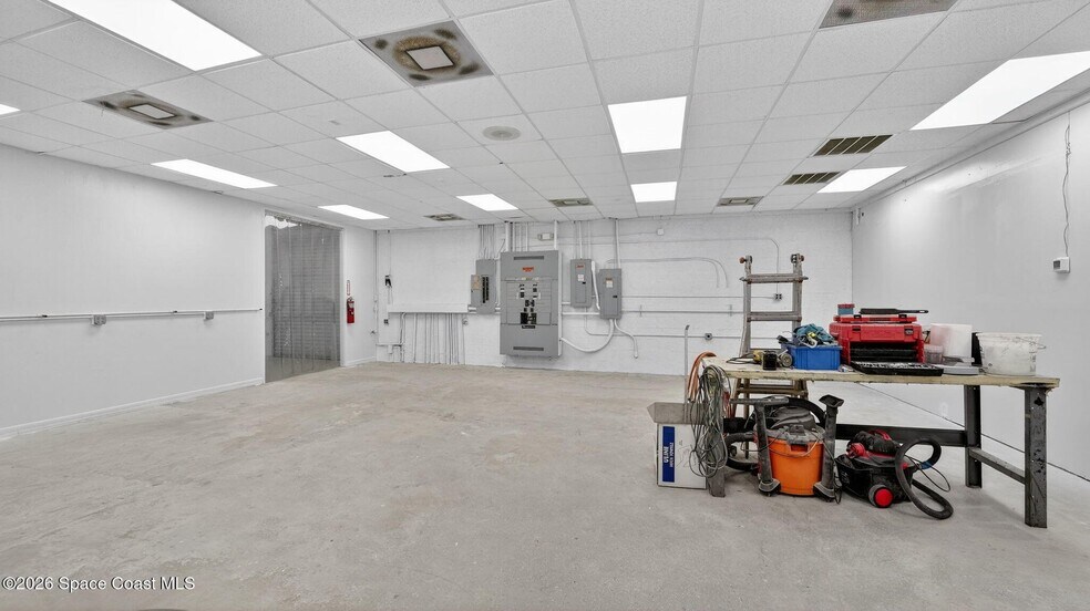 More Photos Of 711 E Seminole Ave, Melbourne Warehouse For Lease
