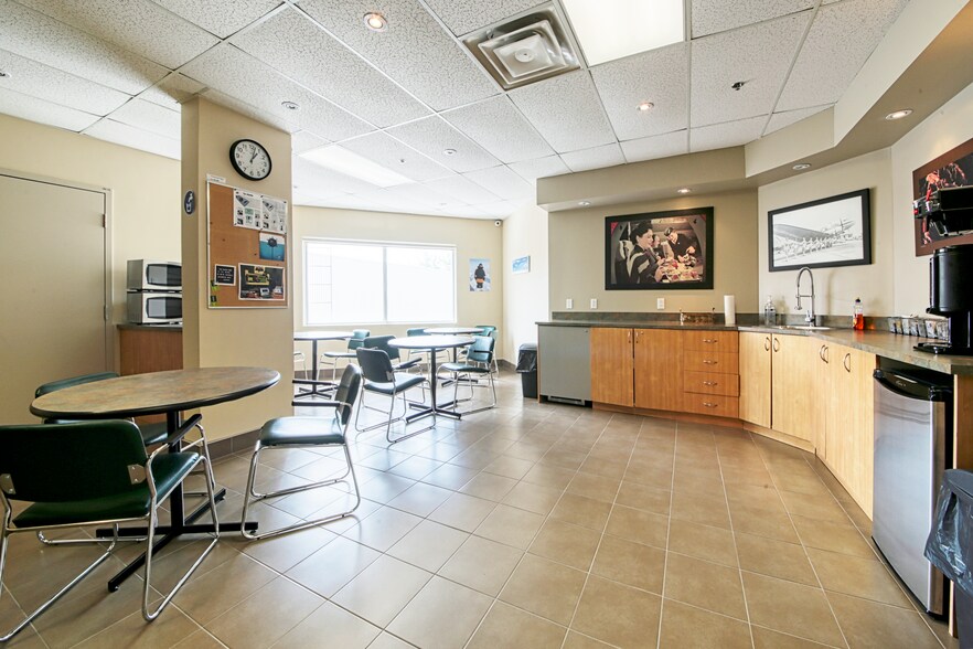 More Photos Of 610-650 Av Orly, Dorval Warehouse For Lease