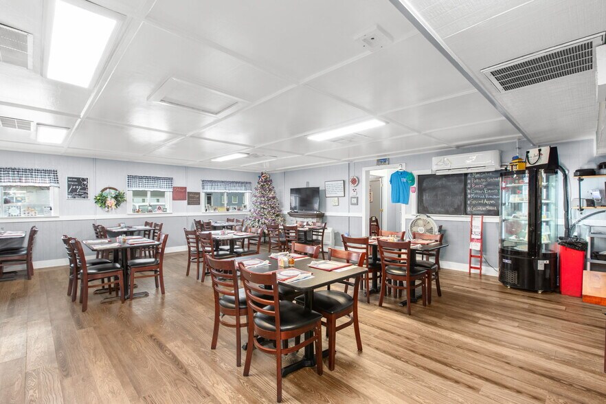 More Photos Of 1006 & 1008 S Church Lane, Tappahannock General Retail For Sale