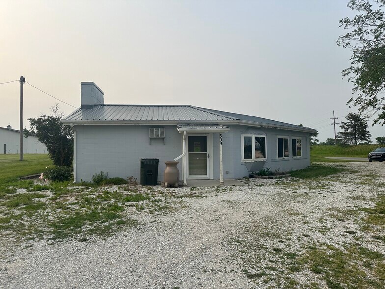 More Photos Of 309 E 1st St, Greentop General Retail For Sale