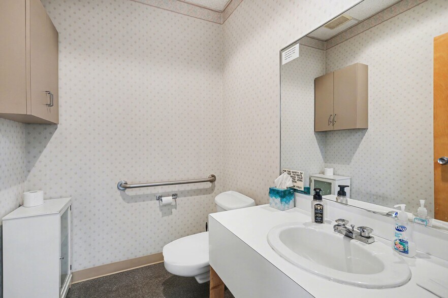 More Photos Of 400 Nationwide Dr, Harrisburg Medical For Sale